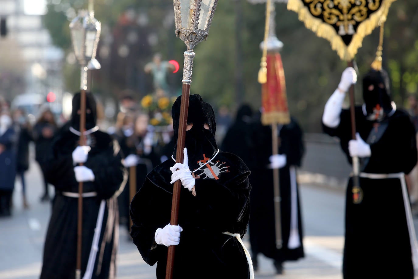 Oviedo ha celebrado la procesión del Santo Entierro, uno de los momentos más importantes de la Semana Santa asturiana. 