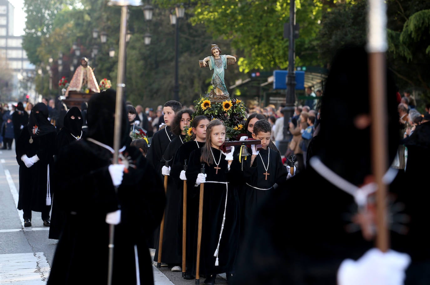 Oviedo ha celebrado la procesión del Santo Entierro, uno de los momentos más importantes de la Semana Santa asturiana. 