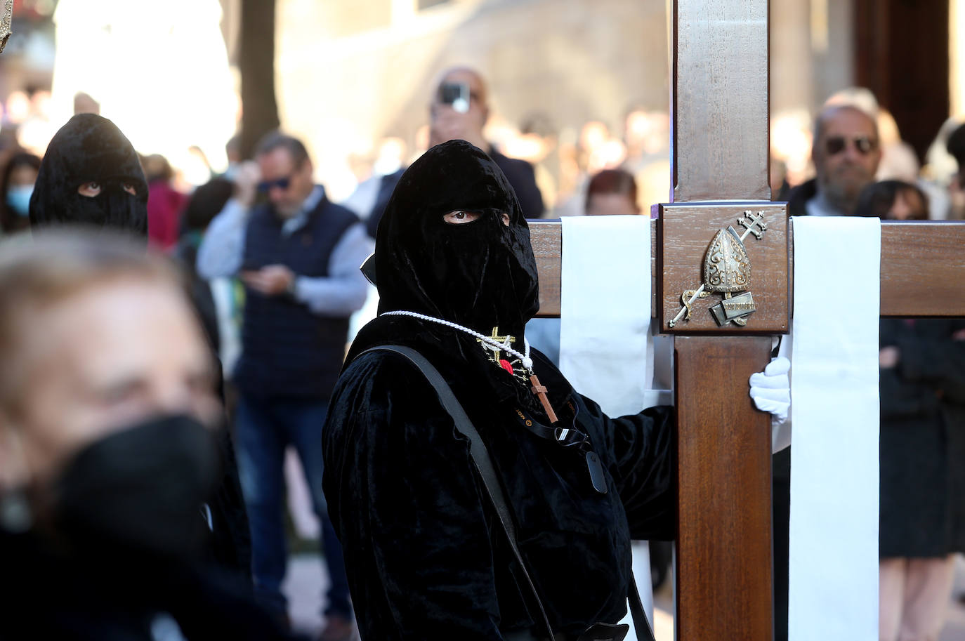 Oviedo ha celebrado la procesión del Santo Entierro, uno de los momentos más importantes de la Semana Santa asturiana. 