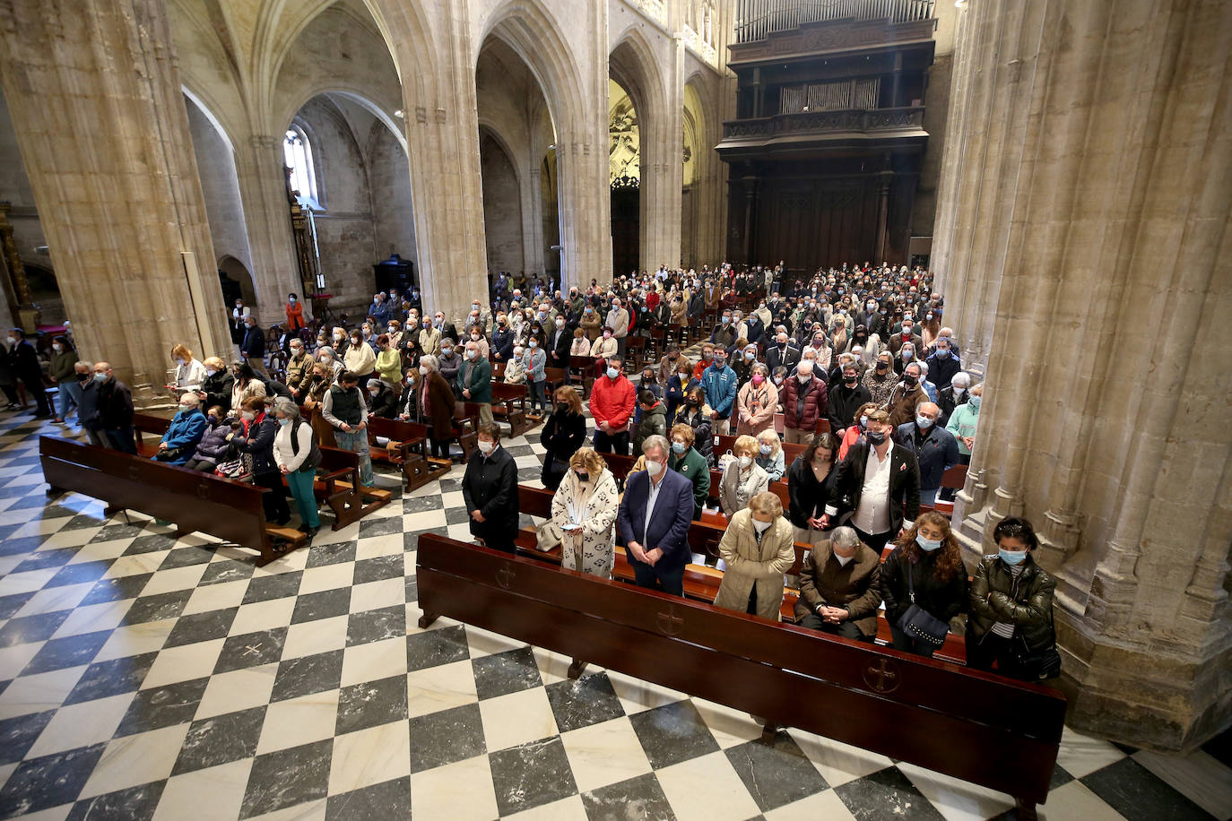 Oviedo ha celebrado la procesión del Santo Entierro, uno de los momentos más importantes de la Semana Santa asturiana. 