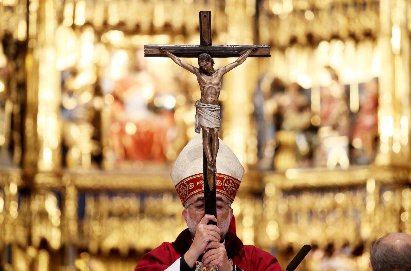 Oviedo ha celebrado la procesión del Santo Entierro, uno de los momentos más importantes de la Semana Santa asturiana. 