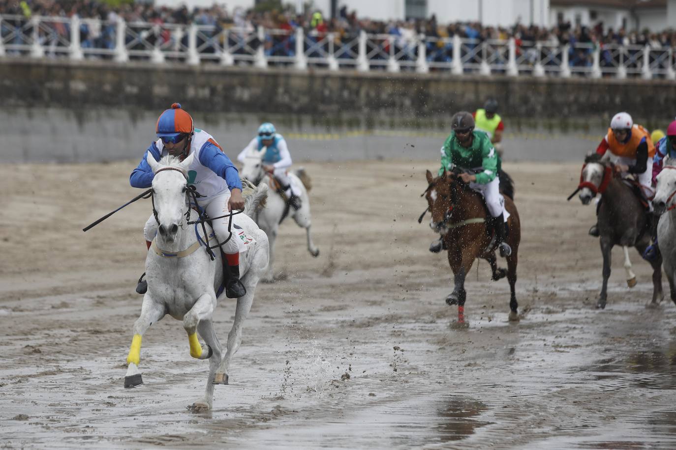 Tras dos años de parón debido a la pandemia, la playa riosellana de Santa Marina vuelve a ser el escenario de la 31 edición de las Carreras de Caballos. Las dos competiciones ecuestres que se celebran este viernes y el sábado cuentan con la participación de más de una treintena de caballos procedentes de Asturias, Galicia, Cantabria y País Vasco. Una prueba hípica de referencia en el norte de España y declarada de interés turístico regional.