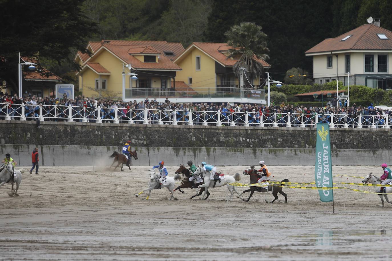 Tras dos años de parón debido a la pandemia, la playa riosellana de Santa Marina vuelve a ser el escenario de la 31 edición de las Carreras de Caballos. Las dos competiciones ecuestres que se celebran este viernes y el sábado cuentan con la participación de más de una treintena de caballos procedentes de Asturias, Galicia, Cantabria y País Vasco. Una prueba hípica de referencia en el norte de España y declarada de interés turístico regional.