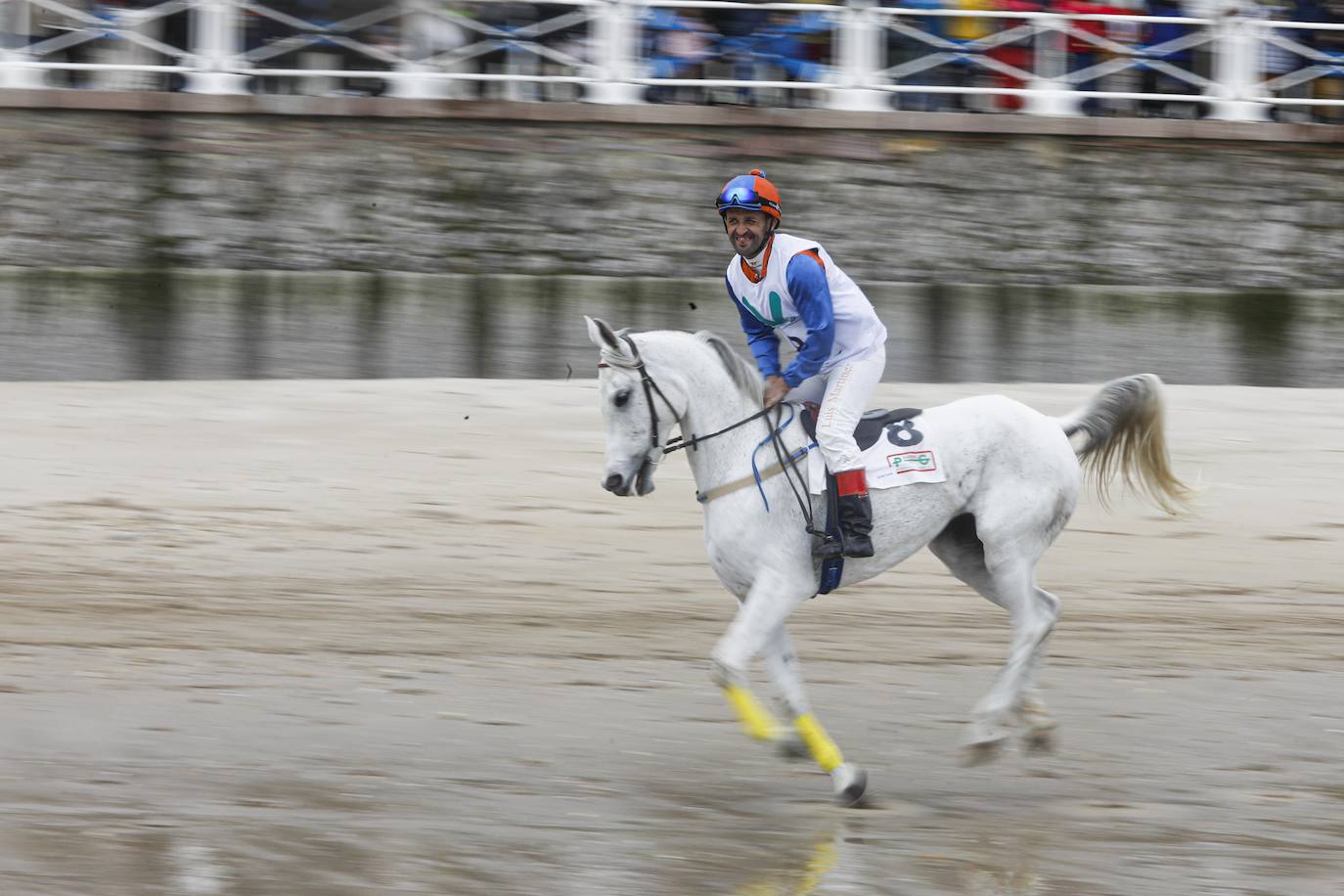 Tras dos años de parón debido a la pandemia, la playa riosellana de Santa Marina vuelve a ser el escenario de la 31 edición de las Carreras de Caballos. Las dos competiciones ecuestres que se celebran este viernes y el sábado cuentan con la participación de más de una treintena de caballos procedentes de Asturias, Galicia, Cantabria y País Vasco. Una prueba hípica de referencia en el norte de España y declarada de interés turístico regional.