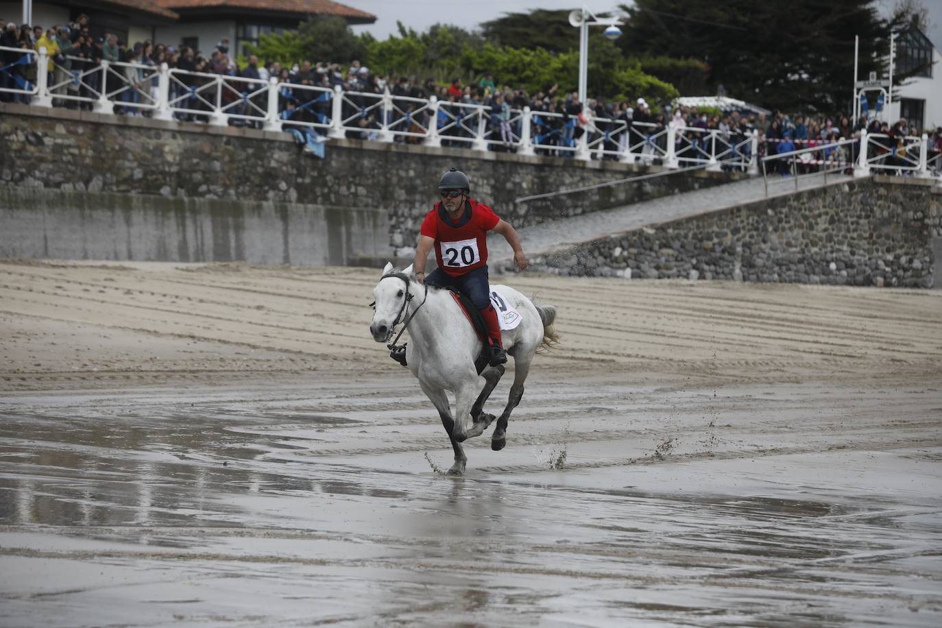 Tras dos años de parón debido a la pandemia, la playa riosellana de Santa Marina vuelve a ser el escenario de la 31 edición de las Carreras de Caballos. Las dos competiciones ecuestres que se celebran este viernes y el sábado cuentan con la participación de más de una treintena de caballos procedentes de Asturias, Galicia, Cantabria y País Vasco. Una prueba hípica de referencia en el norte de España y declarada de interés turístico regional.