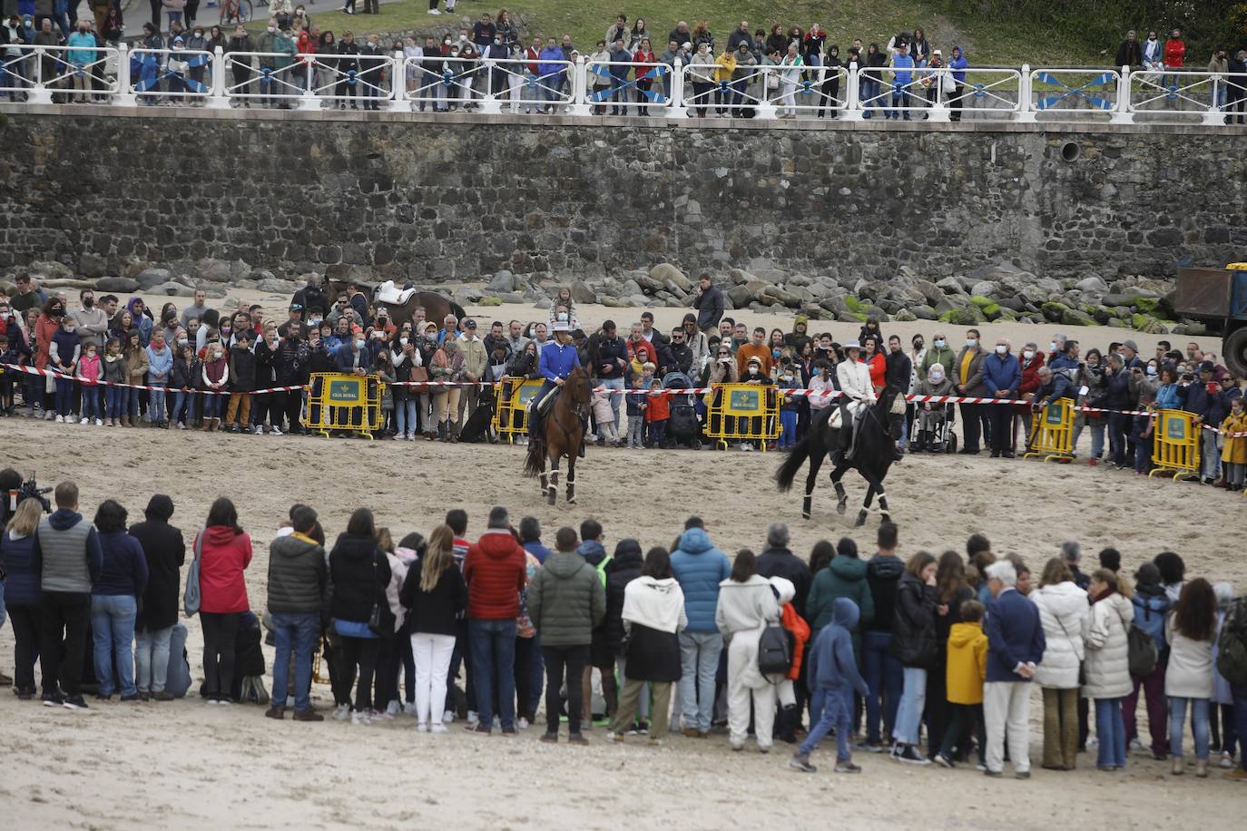 Tras dos años de parón debido a la pandemia, la playa riosellana de Santa Marina vuelve a ser el escenario de la 31 edición de las Carreras de Caballos. Las dos competiciones ecuestres que se celebran este viernes y el sábado cuentan con la participación de más de una treintena de caballos procedentes de Asturias, Galicia, Cantabria y País Vasco. Una prueba hípica de referencia en el norte de España y declarada de interés turístico regional.