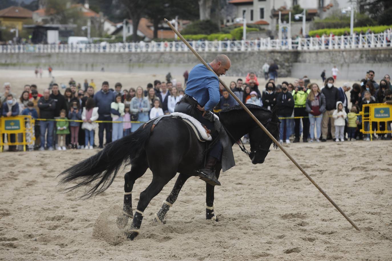 Tras dos años de parón debido a la pandemia, la playa riosellana de Santa Marina vuelve a ser el escenario de la 31 edición de las Carreras de Caballos. Las dos competiciones ecuestres que se celebran este viernes y el sábado cuentan con la participación de más de una treintena de caballos procedentes de Asturias, Galicia, Cantabria y País Vasco. Una prueba hípica de referencia en el norte de España y declarada de interés turístico regional.