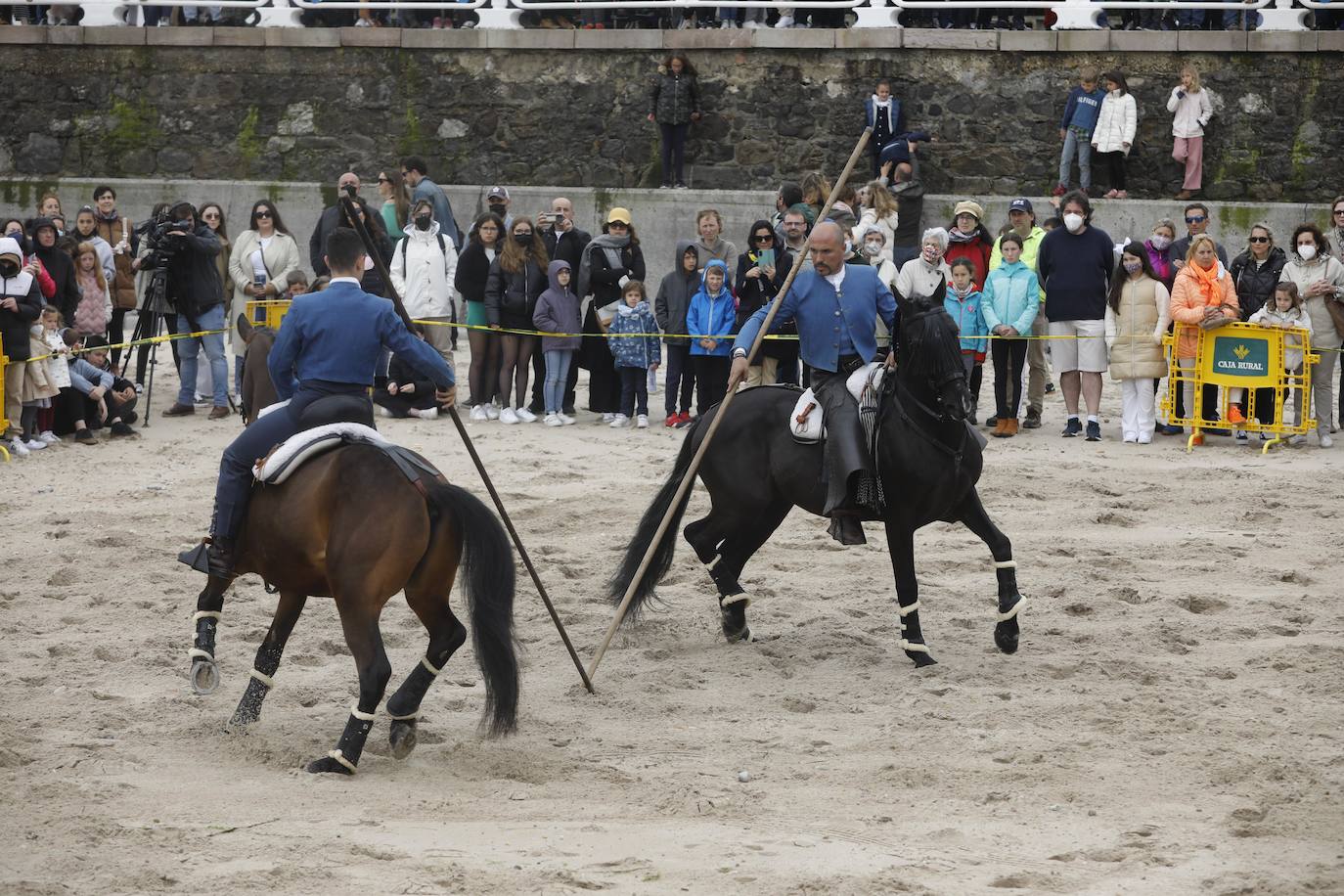 Tras dos años de parón debido a la pandemia, la playa riosellana de Santa Marina vuelve a ser el escenario de la 31 edición de las Carreras de Caballos. Las dos competiciones ecuestres que se celebran este viernes y el sábado cuentan con la participación de más de una treintena de caballos procedentes de Asturias, Galicia, Cantabria y País Vasco. Una prueba hípica de referencia en el norte de España y declarada de interés turístico regional.