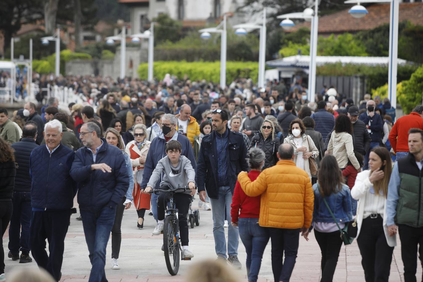 Tras dos años de parón debido a la pandemia, la playa riosellana de Santa Marina vuelve a ser el escenario de la 31 edición de las Carreras de Caballos. Las dos competiciones ecuestres que se celebran este viernes y el sábado cuentan con la participación de más de una treintena de caballos procedentes de Asturias, Galicia, Cantabria y País Vasco. Una prueba hípica de referencia en el norte de España y declarada de interés turístico regional.