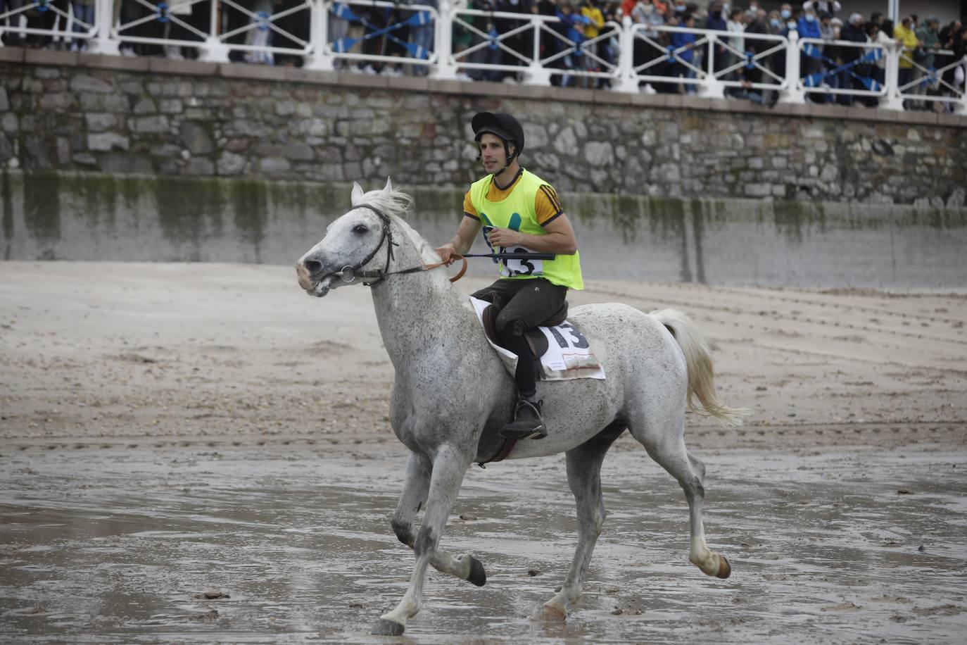 Tras dos años de parón debido a la pandemia, la playa riosellana de Santa Marina vuelve a ser el escenario de la 31 edición de las Carreras de Caballos. Las dos competiciones ecuestres que se celebran este viernes y el sábado cuentan con la participación de más de una treintena de caballos procedentes de Asturias, Galicia, Cantabria y País Vasco. Una prueba hípica de referencia en el norte de España y declarada de interés turístico regional.