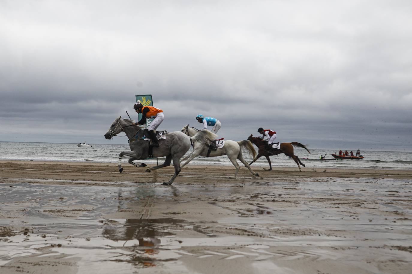 Tras dos años de parón debido a la pandemia, la playa riosellana de Santa Marina vuelve a ser el escenario de la 31 edición de las Carreras de Caballos. Las dos competiciones ecuestres que se celebran este viernes y el sábado cuentan con la participación de más de una treintena de caballos procedentes de Asturias, Galicia, Cantabria y País Vasco. Una prueba hípica de referencia en el norte de España y declarada de interés turístico regional.