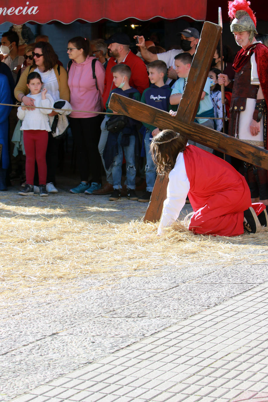 El Vía Crucis Viviente de Infiesto ha registrado el Viernes Santo una de sus jornadas más exitosas y multitudinarias. La gran celebración de Semana Santa, que ha logrado colarse como uno de los eventos más originales de cuantos se celebran en el Principado, ha recorrido las calles de la villa. A las 18 horas comenzaba la procesión de Jesús con la Cruz a Cuestas para después escenificar la crucifixión, bajo la mirada de centenares de personas que acudieron a la capital piloñesa animadas por la meteorología y el atractivo de una cita que sigue sumando adeptos gracias a sus numerosos detalles de ambientación y a las constantes mejoras que se introducen por parte de la cofradía organizadora.