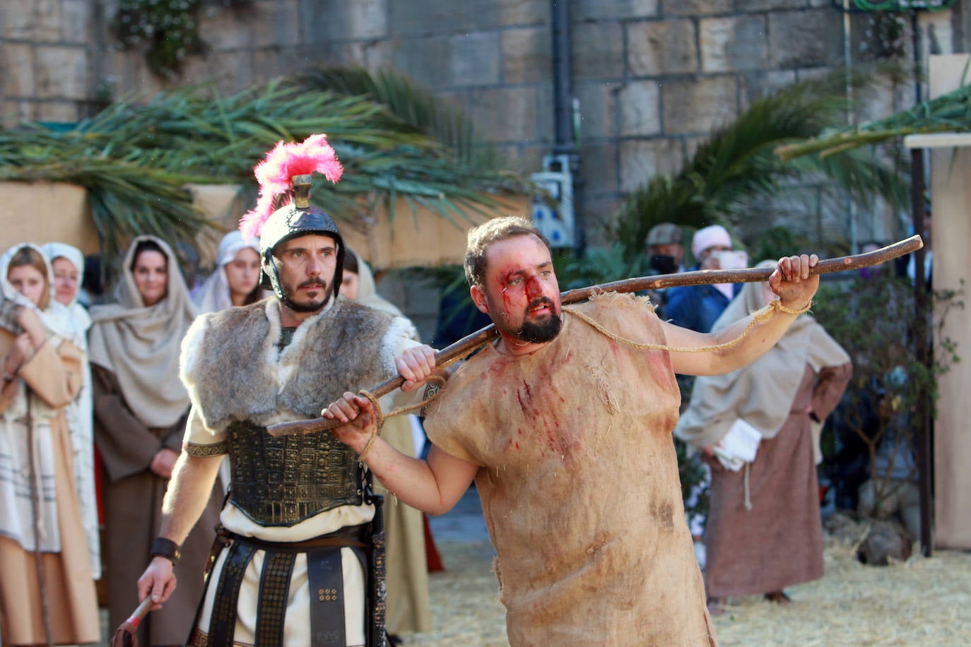 El Vía Crucis Viviente de Infiesto ha registrado el Viernes Santo una de sus jornadas más exitosas y multitudinarias. La gran celebración de Semana Santa, que ha logrado colarse como uno de los eventos más originales de cuantos se celebran en el Principado, ha recorrido las calles de la villa. A las 18 horas comenzaba la procesión de Jesús con la Cruz a Cuestas para después escenificar la crucifixión, bajo la mirada de centenares de personas que acudieron a la capital piloñesa animadas por la meteorología y el atractivo de una cita que sigue sumando adeptos gracias a sus numerosos detalles de ambientación y a las constantes mejoras que se introducen por parte de la cofradía organizadora.