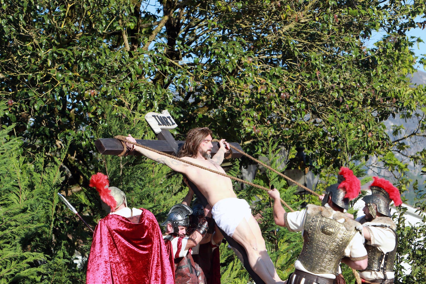 El Vía Crucis Viviente de Infiesto ha registrado el Viernes Santo una de sus jornadas más exitosas y multitudinarias. La gran celebración de Semana Santa, que ha logrado colarse como uno de los eventos más originales de cuantos se celebran en el Principado, ha recorrido las calles de la villa. A las 18 horas comenzaba la procesión de Jesús con la Cruz a Cuestas para después escenificar la crucifixión, bajo la mirada de centenares de personas que acudieron a la capital piloñesa animadas por la meteorología y el atractivo de una cita que sigue sumando adeptos gracias a sus numerosos detalles de ambientación y a las constantes mejoras que se introducen por parte de la cofradía organizadora.