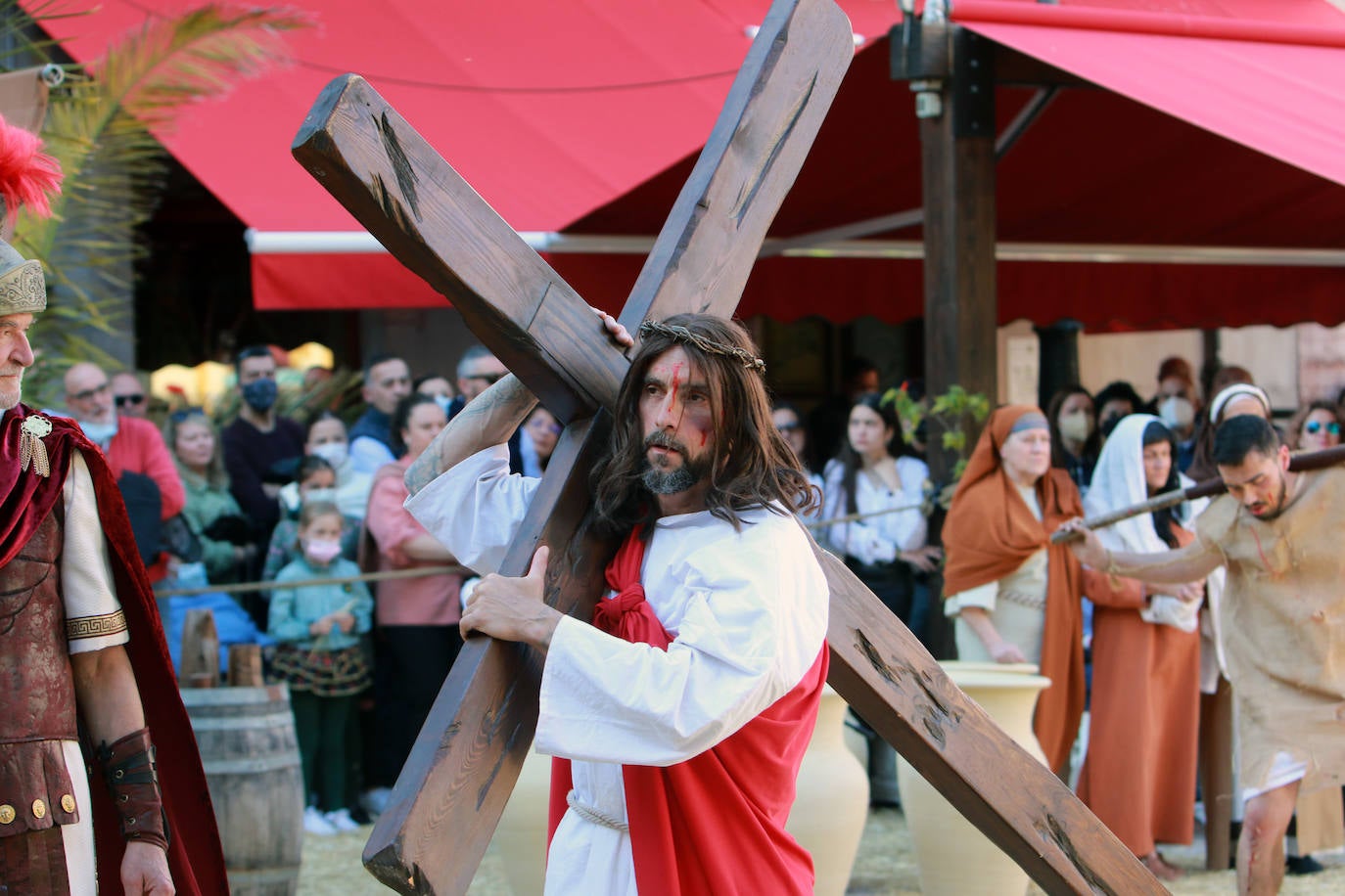 El Vía Crucis Viviente de Infiesto ha registrado el Viernes Santo una de sus jornadas más exitosas y multitudinarias. La gran celebración de Semana Santa, que ha logrado colarse como uno de los eventos más originales de cuantos se celebran en el Principado, ha recorrido las calles de la villa. A las 18 horas comenzaba la procesión de Jesús con la Cruz a Cuestas para después escenificar la crucifixión, bajo la mirada de centenares de personas que acudieron a la capital piloñesa animadas por la meteorología y el atractivo de una cita que sigue sumando adeptos gracias a sus numerosos detalles de ambientación y a las constantes mejoras que se introducen por parte de la cofradía organizadora.