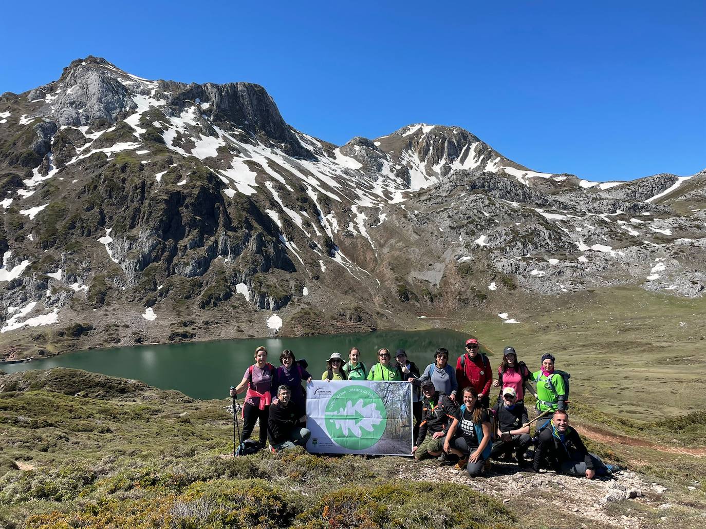 Expectación este Viernes Santo en Pola de Somiedo, después de que varios osos pardos se hayan dejado ver, para disfrute de turistas y locales 