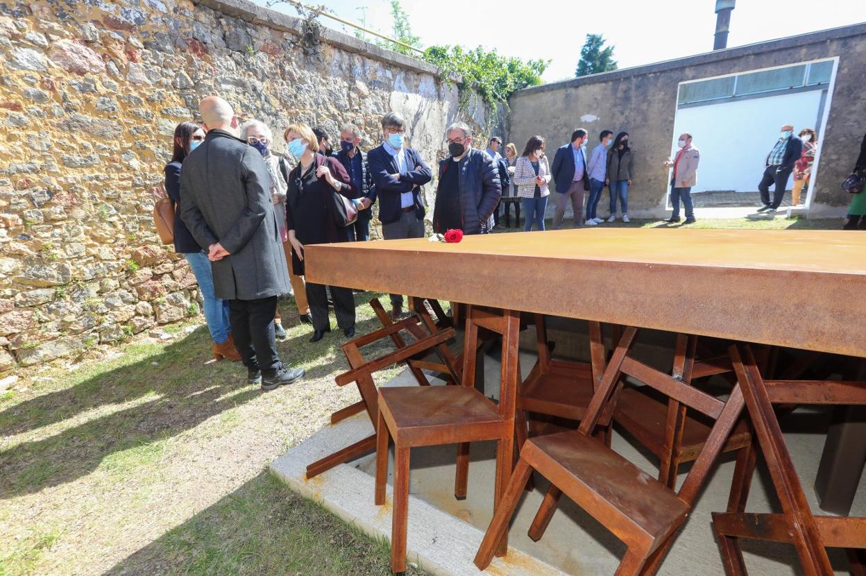 Autoridades, autores y otros invitados, ayer junto a la Losa de la Memoria en el cementrio de La Carriona. 