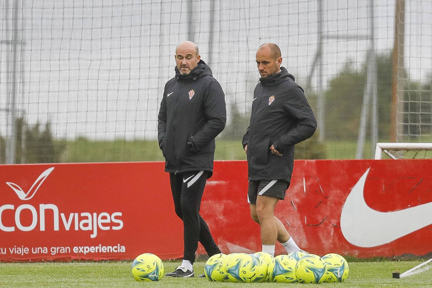 Con Mareo blindado a las miradas ajenas al equipo, José Luis Martí dirigió la sesión enfocada al duelo contra el Oviedo y concluyó su preparación con una sesión a puerta cerrada que siguieron desde las proximidades del campo número 2 el 'coach' Joseba del Carmen y el director deportivo, Javi Rico.