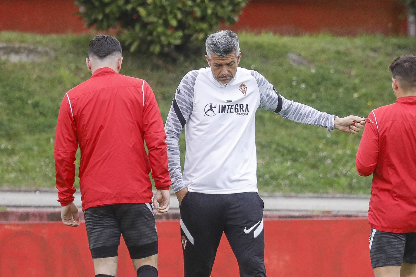Con Mareo blindado a las miradas ajenas al equipo, José Luis Martí dirigió la sesión enfocada al duelo contra el Oviedo y concluyó su preparación con una sesión a puerta cerrada que siguieron desde las proximidades del campo número 2 el 'coach' Joseba del Carmen y el director deportivo, Javi Rico.