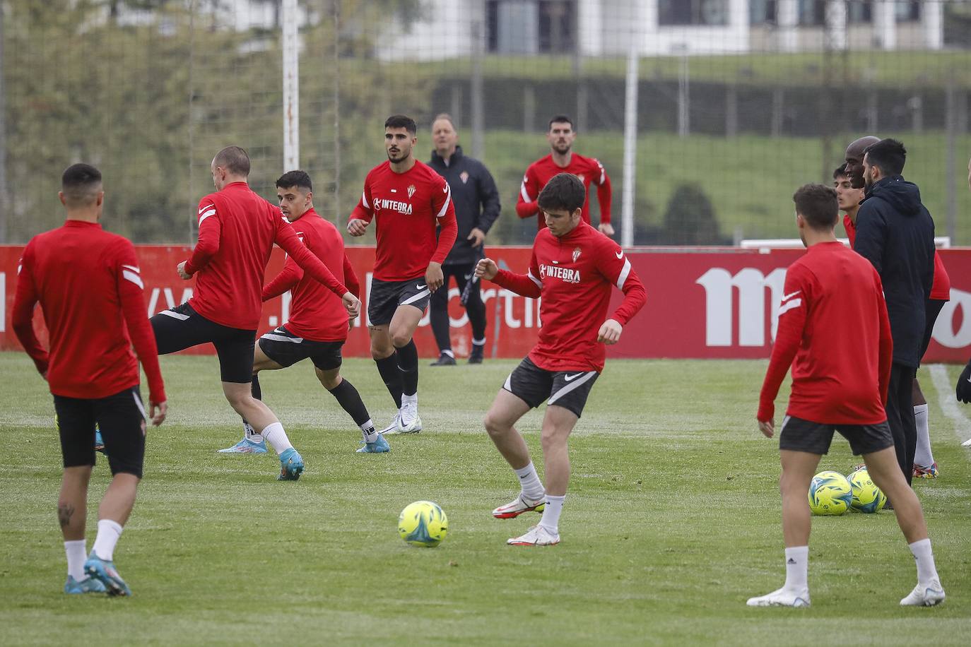 Con Mareo blindado a las miradas ajenas al equipo, José Luis Martí dirigió la sesión enfocada al duelo contra el Oviedo y concluyó su preparación con una sesión a puerta cerrada que siguieron desde las proximidades del campo número 2 el 'coach' Joseba del Carmen y el director deportivo, Javi Rico.