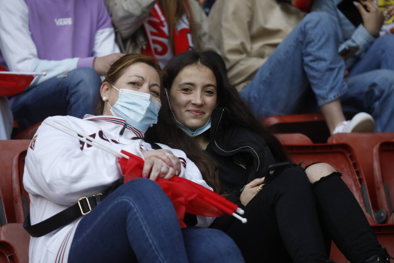 Fotos: ¿Estuviste en el Sporting - Real Oviedo? ¡Búscate en las gradas de El Molinón!