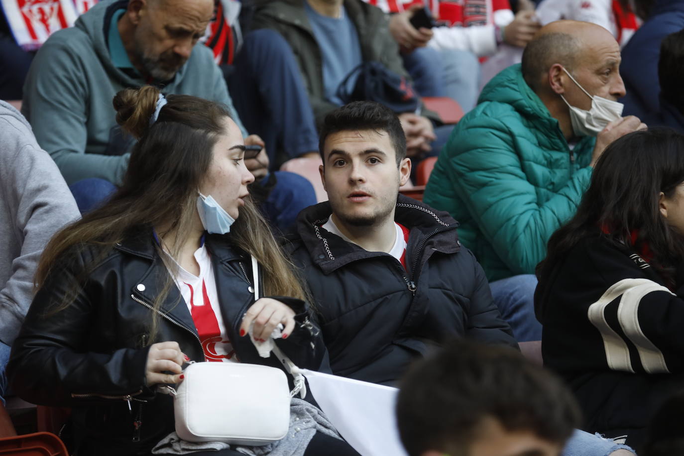 Fotos: ¿Estuviste en el Sporting - Real Oviedo? ¡Búscate en las gradas de El Molinón!