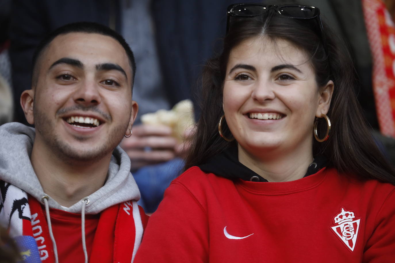 Fotos: ¿Estuviste en el Sporting - Real Oviedo? ¡Búscate en las gradas de El Molinón!