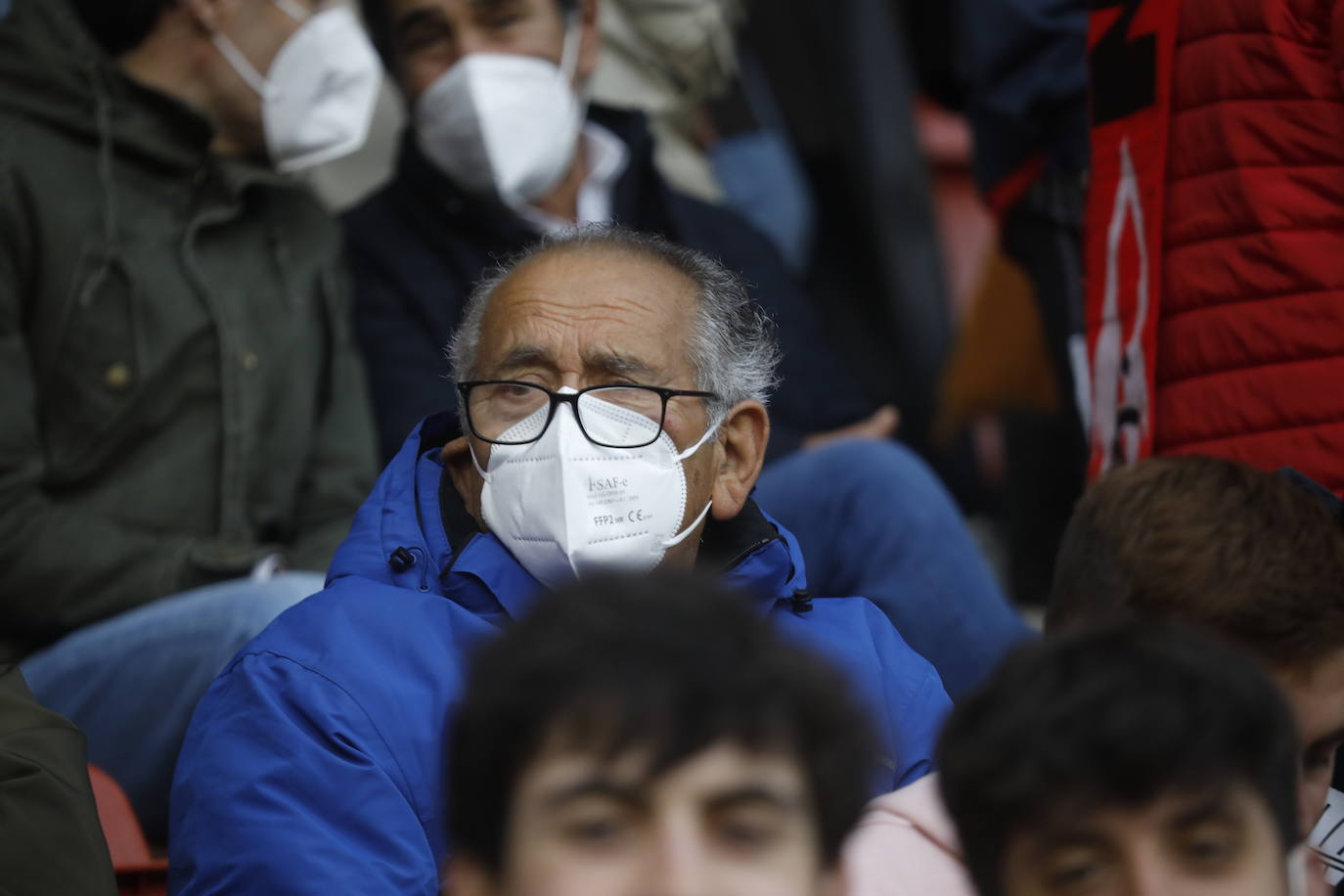 Fotos: ¿Estuviste en el Sporting - Real Oviedo? ¡Búscate en las gradas de El Molinón!