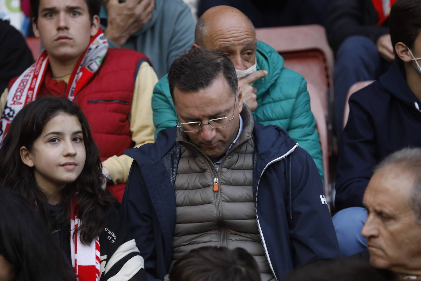 Fotos: ¿Estuviste en el Sporting - Real Oviedo? ¡Búscate en las gradas de El Molinón!