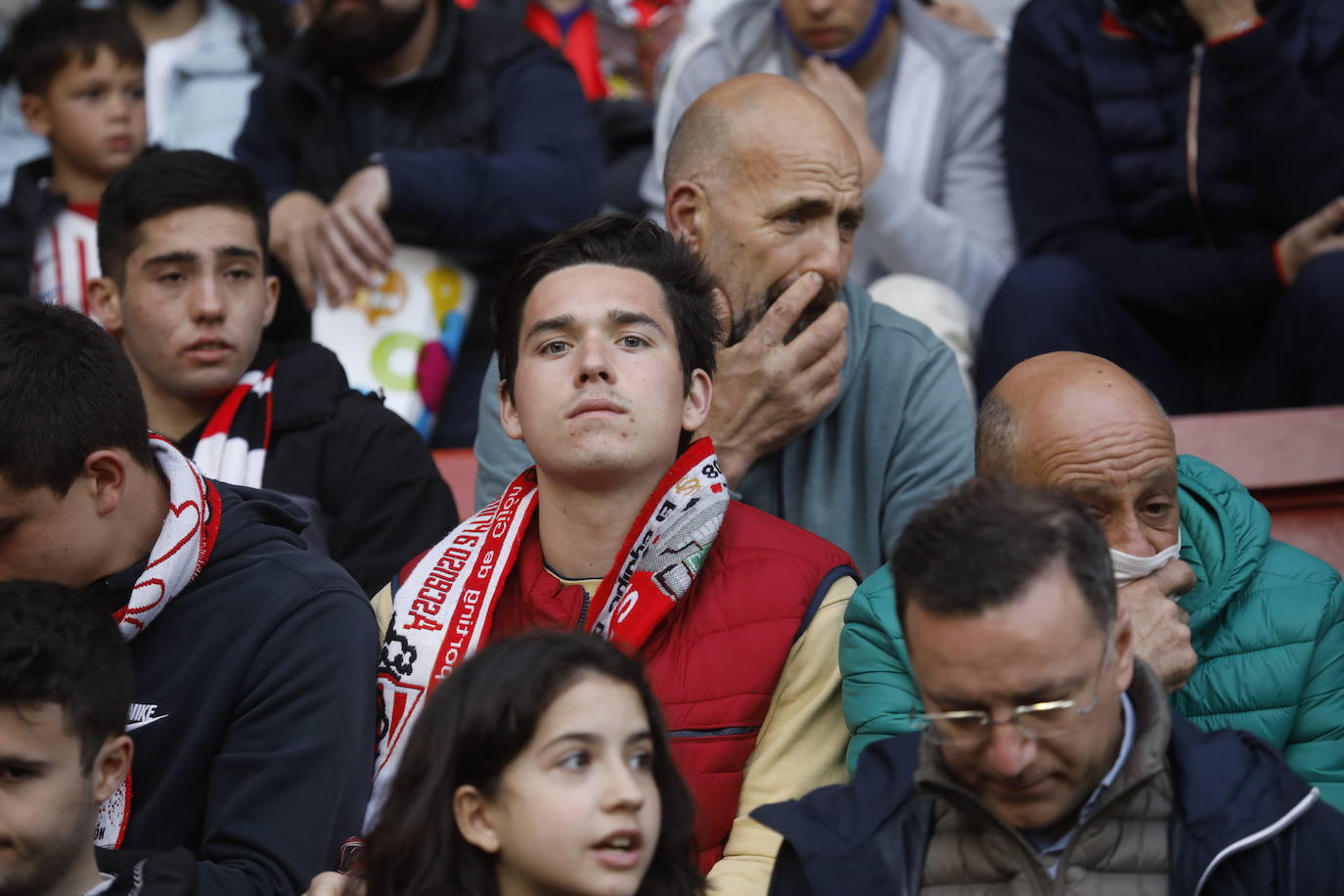 Fotos: ¿Estuviste en el Sporting - Real Oviedo? ¡Búscate en las gradas de El Molinón!