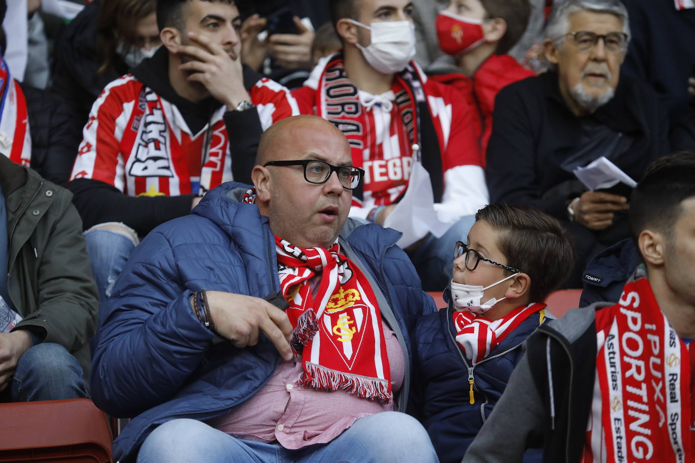 Fotos: ¿Estuviste en el Sporting - Real Oviedo? ¡Búscate en las gradas de El Molinón!