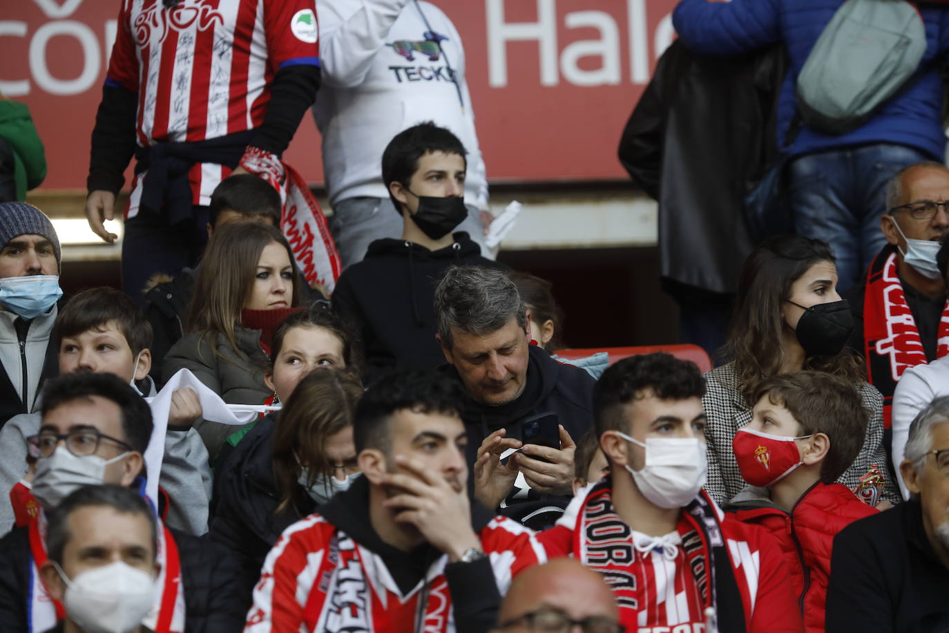 Fotos: ¿Estuviste en el Sporting - Real Oviedo? ¡Búscate en las gradas de El Molinón!