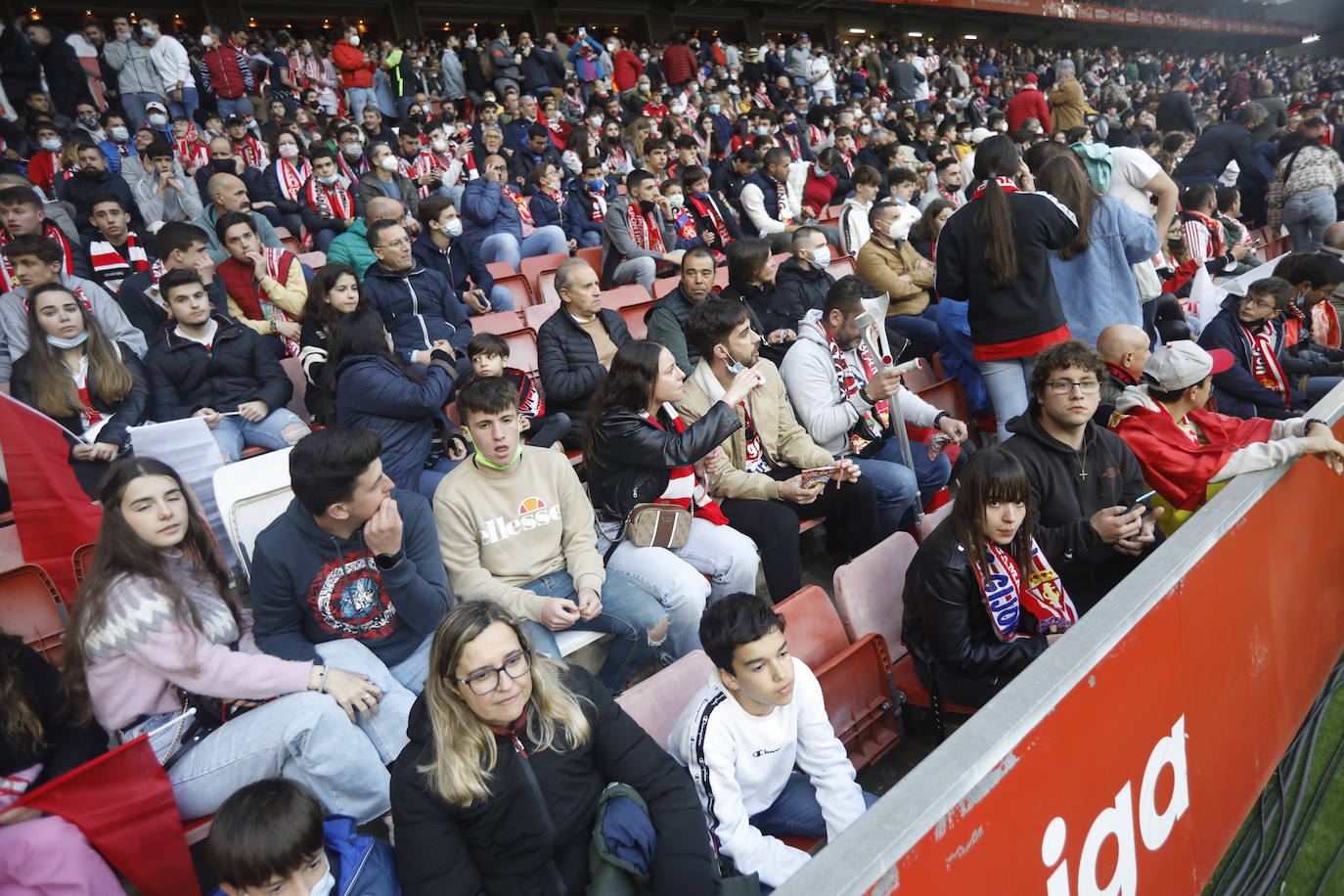 Fotos: ¿Estuviste en el Sporting - Real Oviedo? ¡Búscate en las gradas de El Molinón!