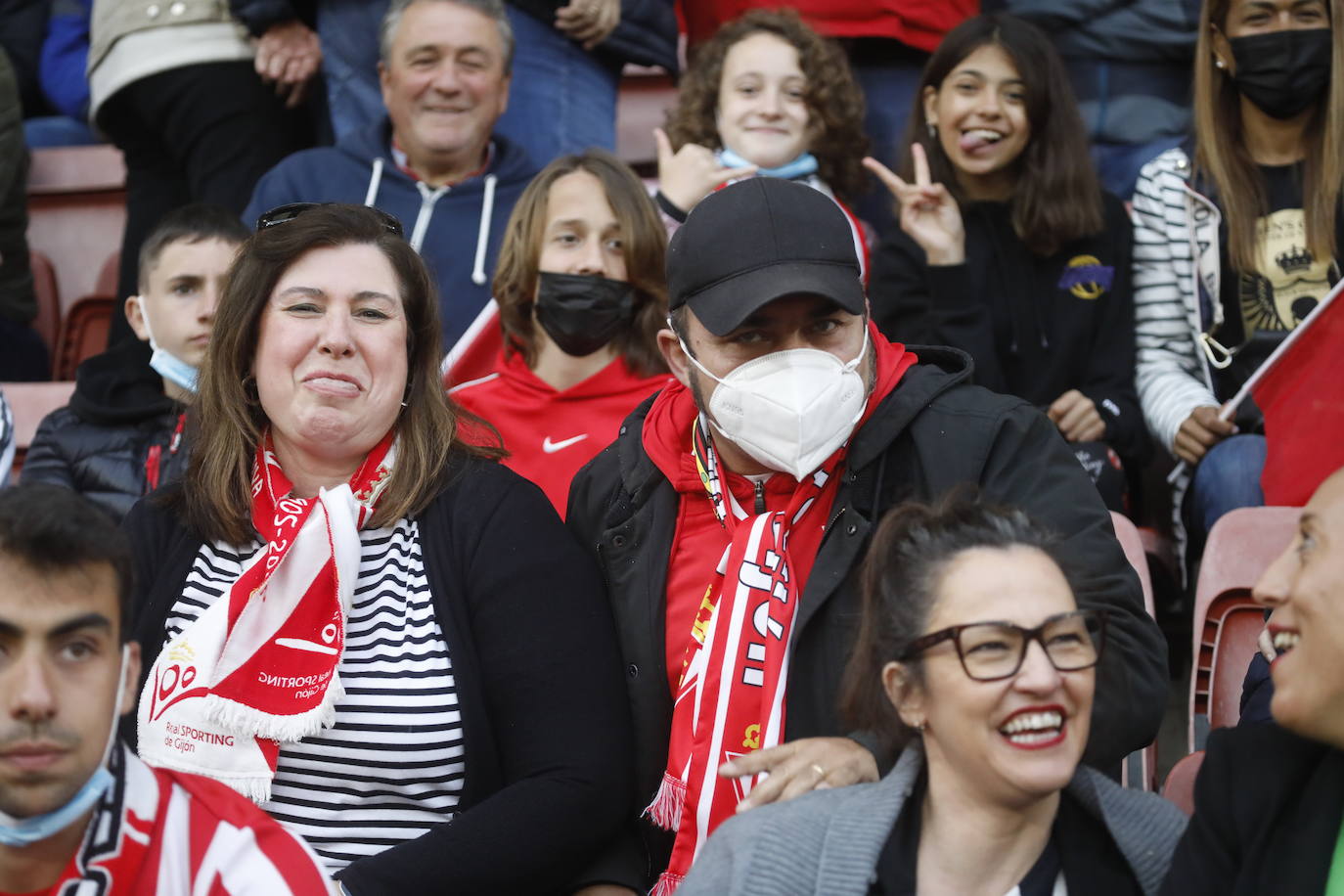 Fotos: ¿Estuviste en el Sporting - Real Oviedo? ¡Búscate en las gradas de El Molinón!