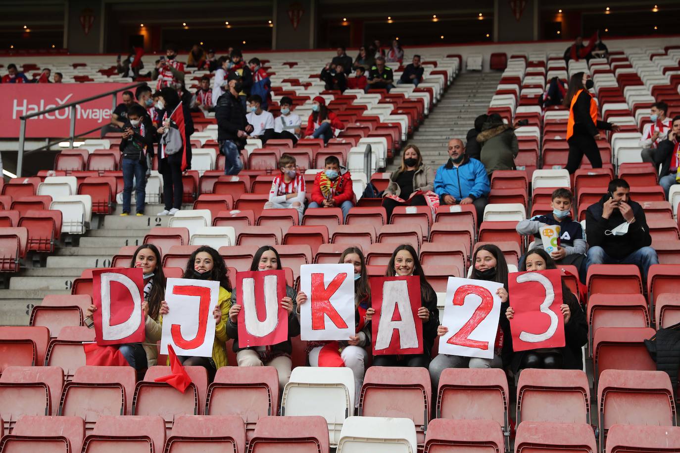 Fotos: ¿Estuviste en el Sporting - Real Oviedo? ¡Búscate en las gradas de El Molinón!