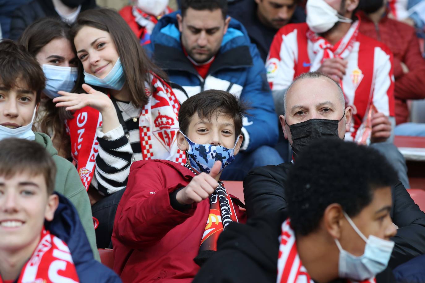 Fotos: ¿Estuviste en el Sporting - Real Oviedo? ¡Búscate en las gradas de El Molinón!