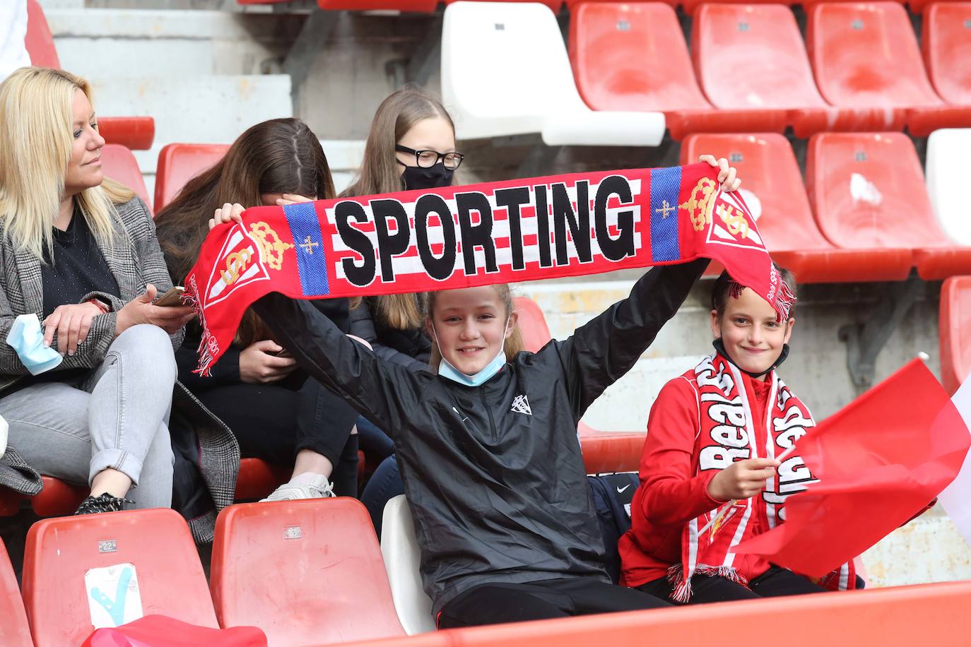 Fotos: ¿Estuviste en el Sporting - Real Oviedo? ¡Búscate en las gradas de El Molinón!