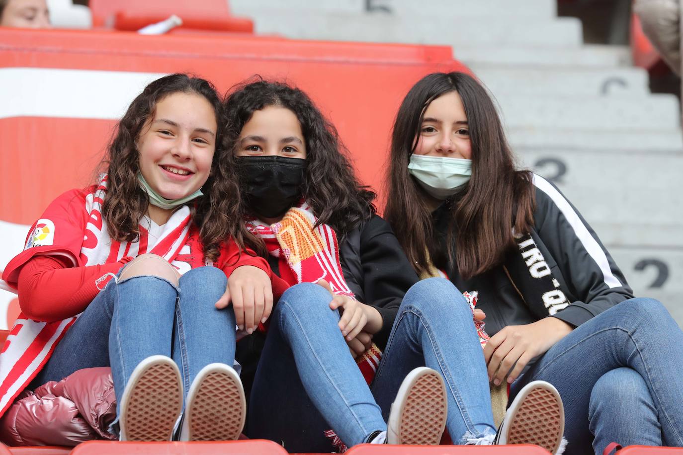 Fotos: ¿Estuviste en el Sporting - Real Oviedo? ¡Búscate en las gradas de El Molinón!