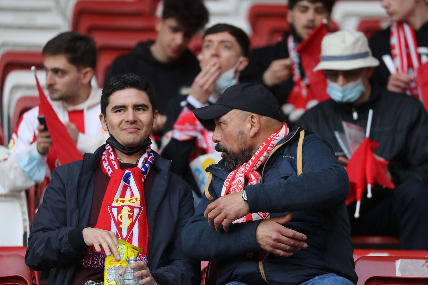 Fotos: ¿Estuviste en el Sporting - Real Oviedo? ¡Búscate en las gradas de El Molinón!