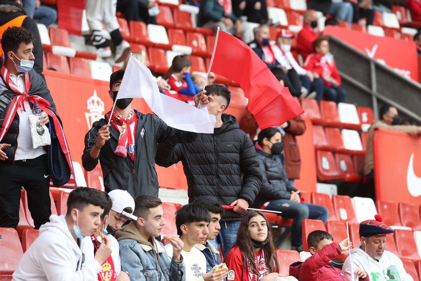 Fotos: ¿Estuviste en el Sporting - Real Oviedo? ¡Búscate en las gradas de El Molinón!