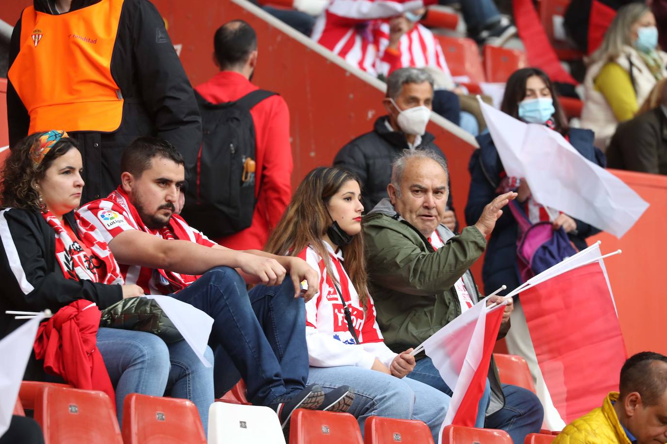 Fotos: ¿Estuviste en el Sporting - Real Oviedo? ¡Búscate en las gradas de El Molinón!