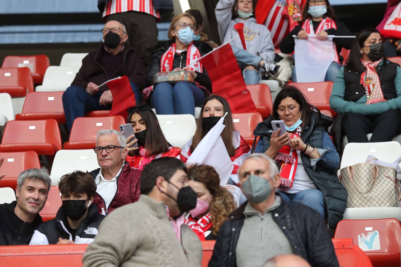 Fotos: ¿Estuviste en el Sporting - Real Oviedo? ¡Búscate en las gradas de El Molinón!