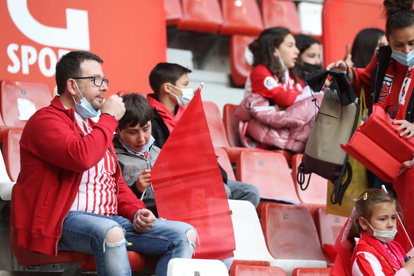 Fotos: ¿Estuviste en el Sporting - Real Oviedo? ¡Búscate en las gradas de El Molinón!