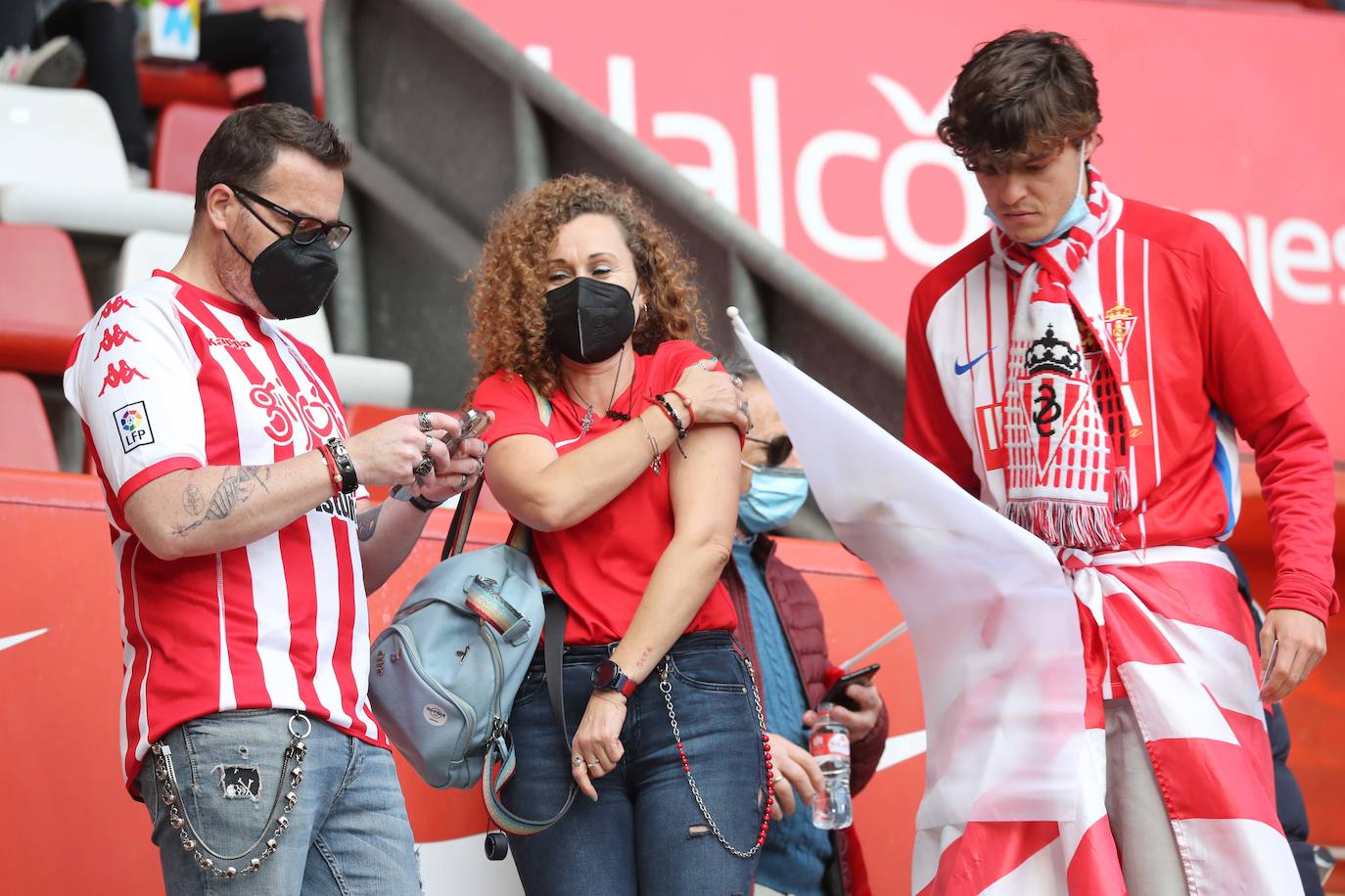 Fotos: ¿Estuviste en el Sporting - Real Oviedo? ¡Búscate en las gradas de El Molinón!