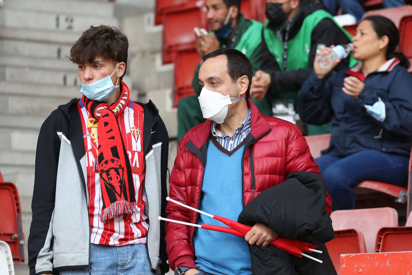 Fotos: ¿Estuviste en el Sporting - Real Oviedo? ¡Búscate en las gradas de El Molinón!