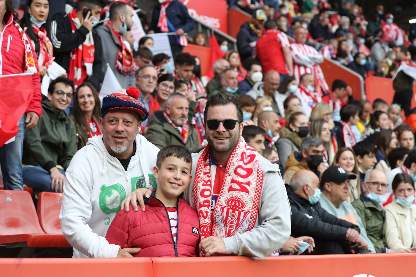 Fotos: ¿Estuviste en el Sporting - Real Oviedo? ¡Búscate en las gradas de El Molinón!