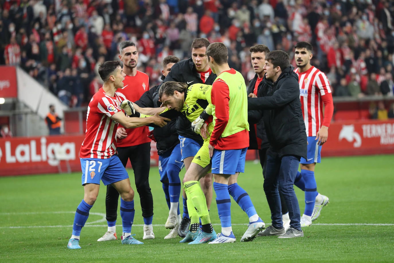 Algunos jugadores sportinguistas la tomaron con el meta azul Femenías, al que acusaron de provocar a la afición y acabaron por golpear. La tensión entre ambas plantillas empañó el final del encuentro