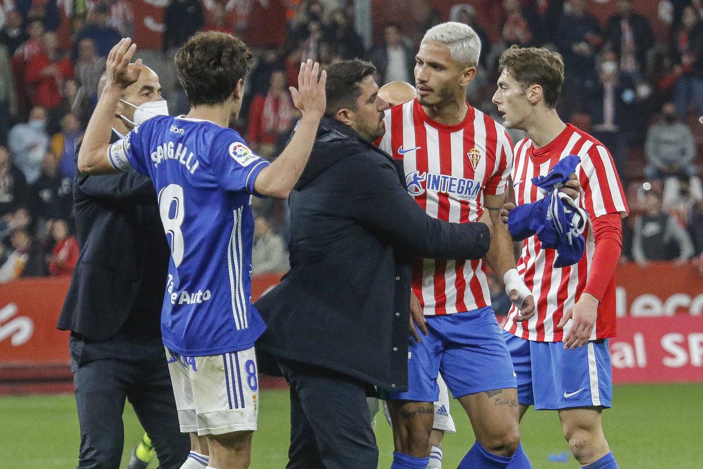 Algunos jugadores sportinguistas la tomaron con el meta azul Femenías, al que acusaron de provocar a la afición y acabaron por golpear. La tensión entre ambas plantillas empañó el final del encuentro