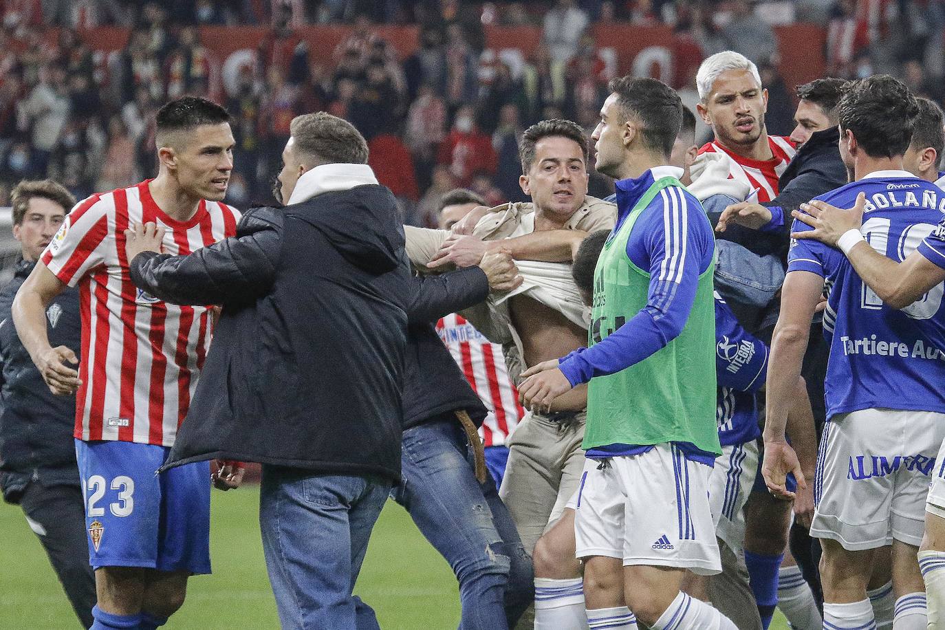 Algunos jugadores sportinguistas la tomaron con el meta azul Femenías, al que acusaron de provocar a la afición y acabaron por golpear. La tensión entre ambas plantillas empañó el final del encuentro