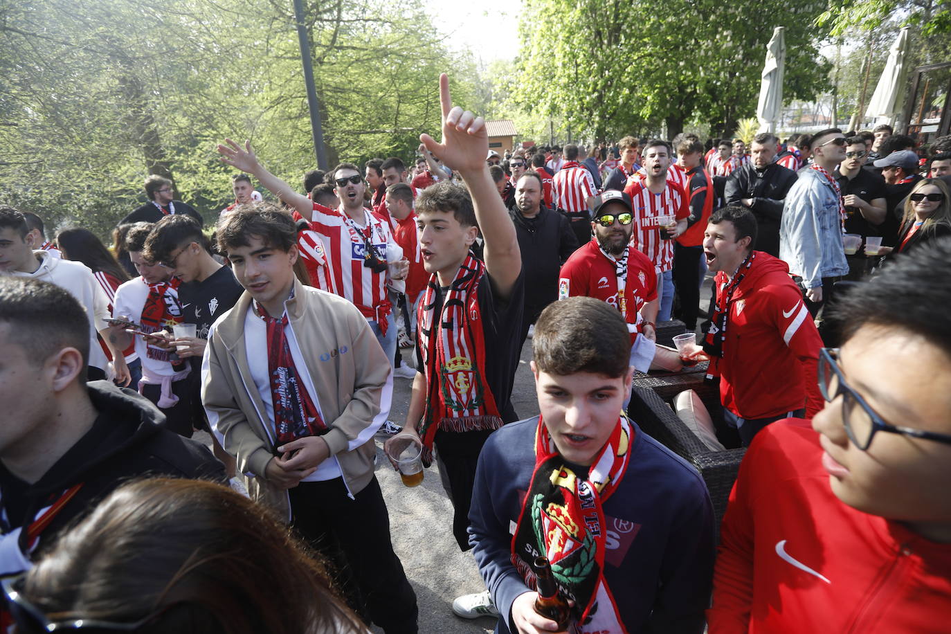 La afición del Sporting ha llenado las inmediaciones de El Molinón antes del partido que enfrentará a los rojiblancos con el Real Oviedo 